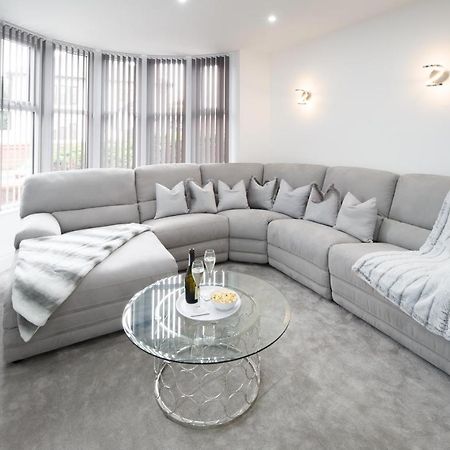 Large, Modern Family Home With Hot Tub Blackpool Esterno foto