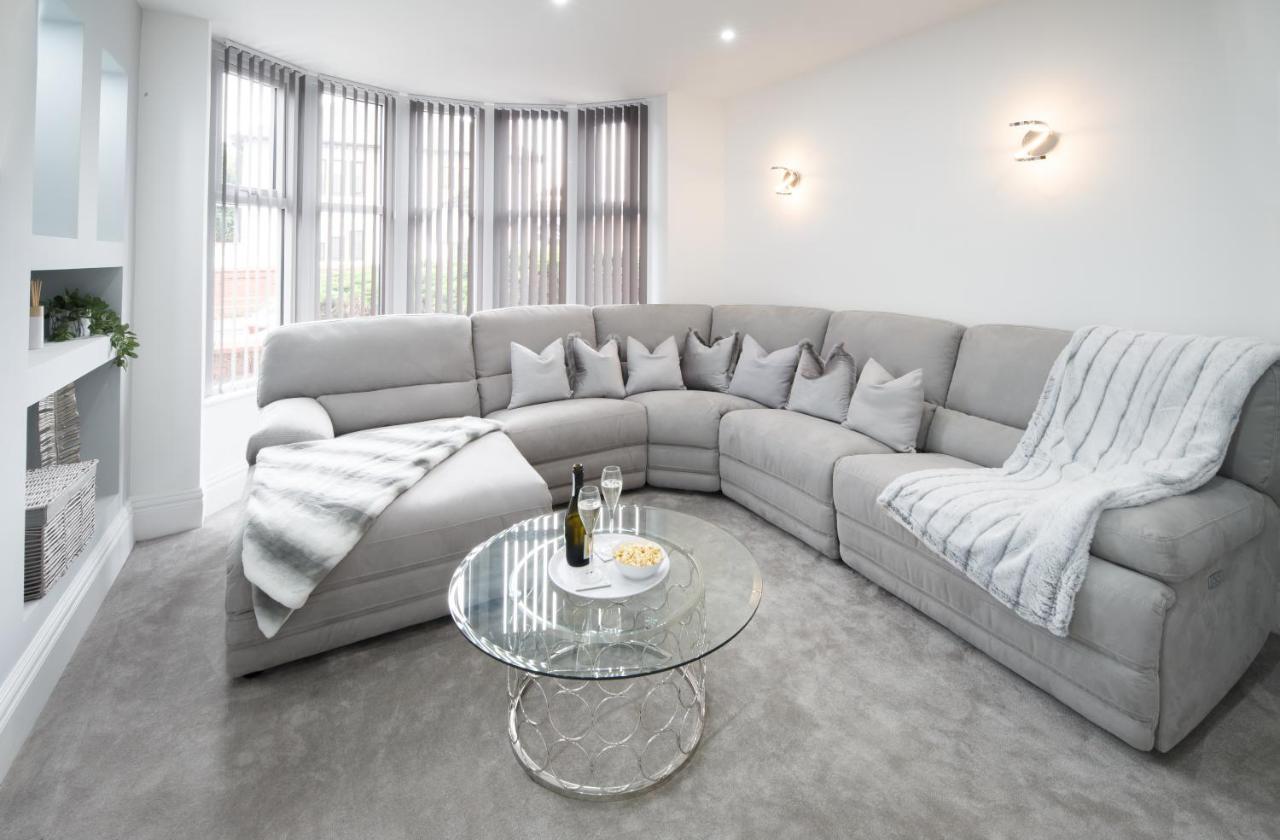 Large, Modern Family Home With Hot Tub Blackpool Esterno foto