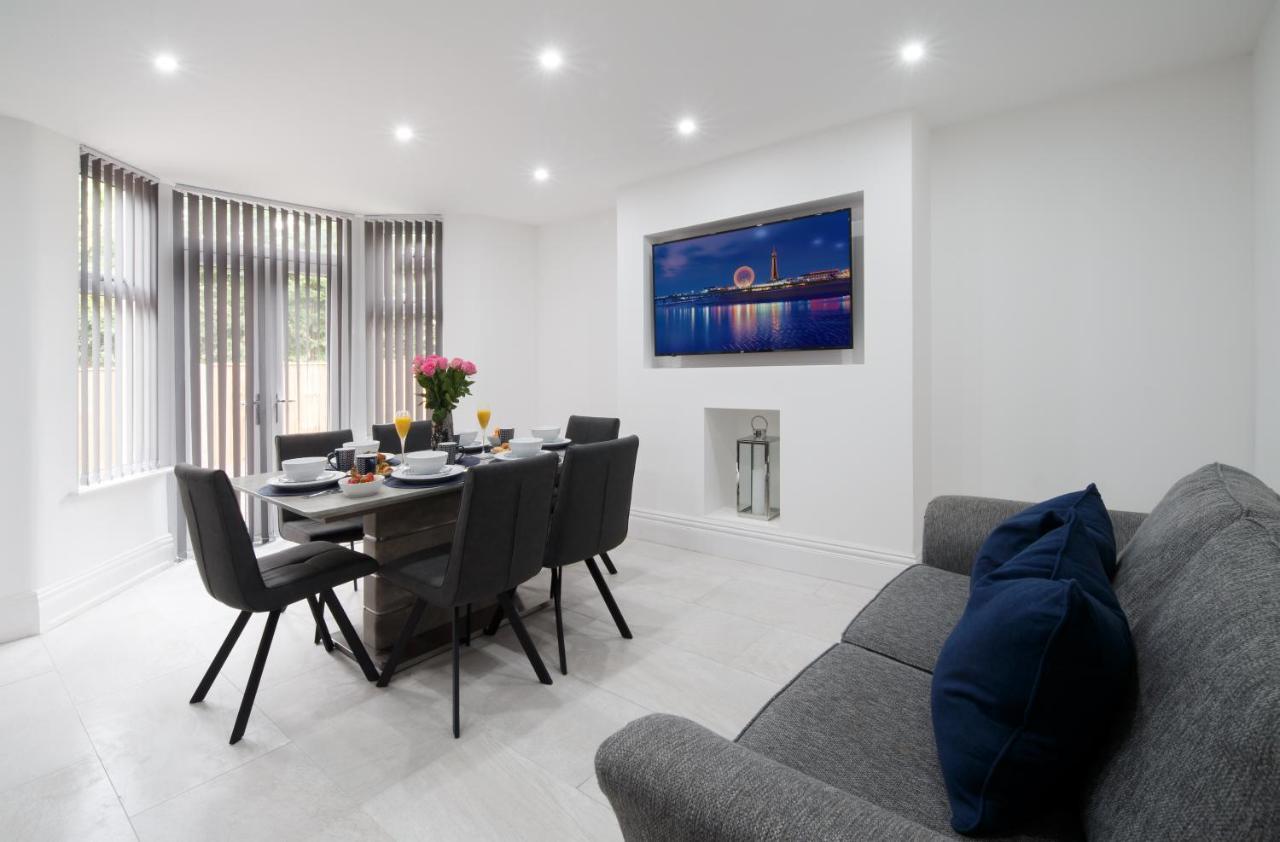 Large, Modern Family Home With Hot Tub Blackpool Esterno foto