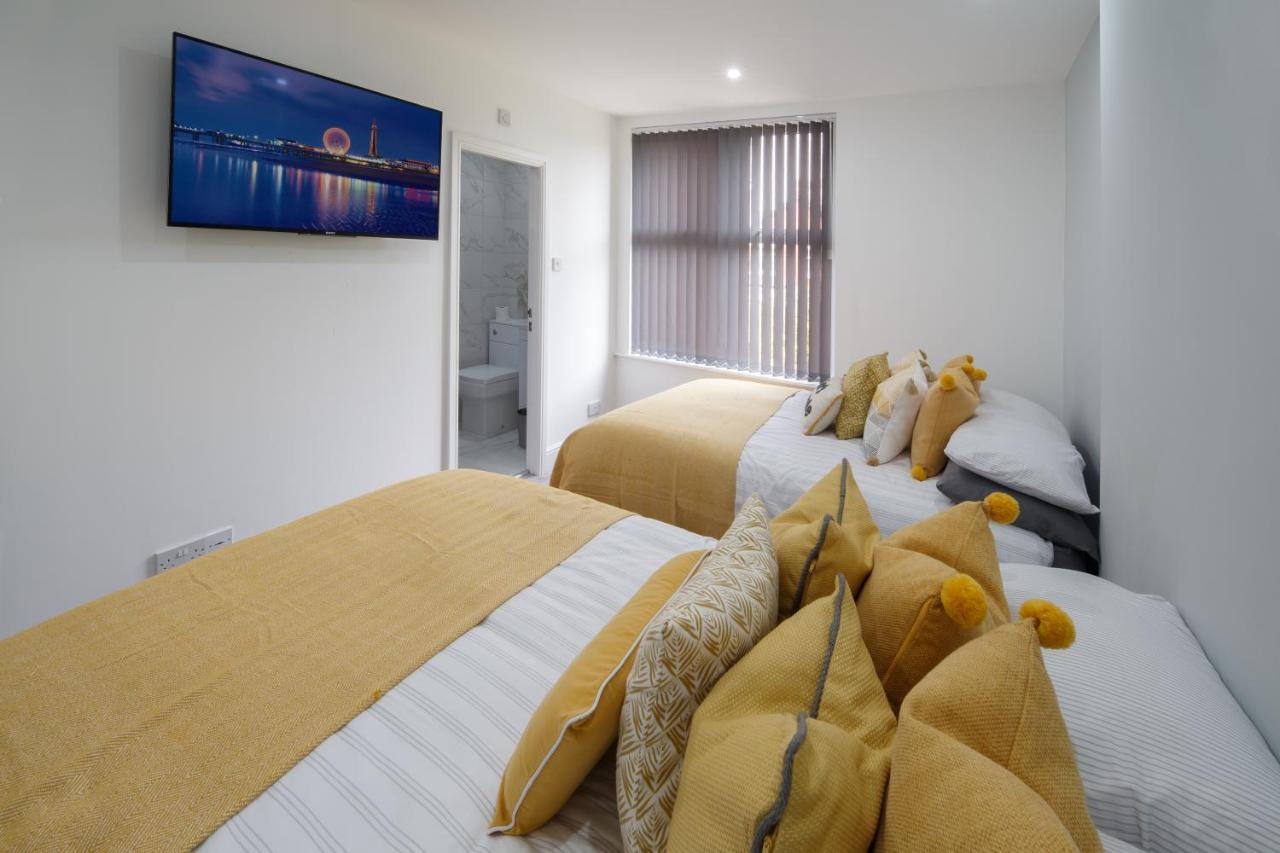 Large, Modern Family Home With Hot Tub Blackpool Esterno foto